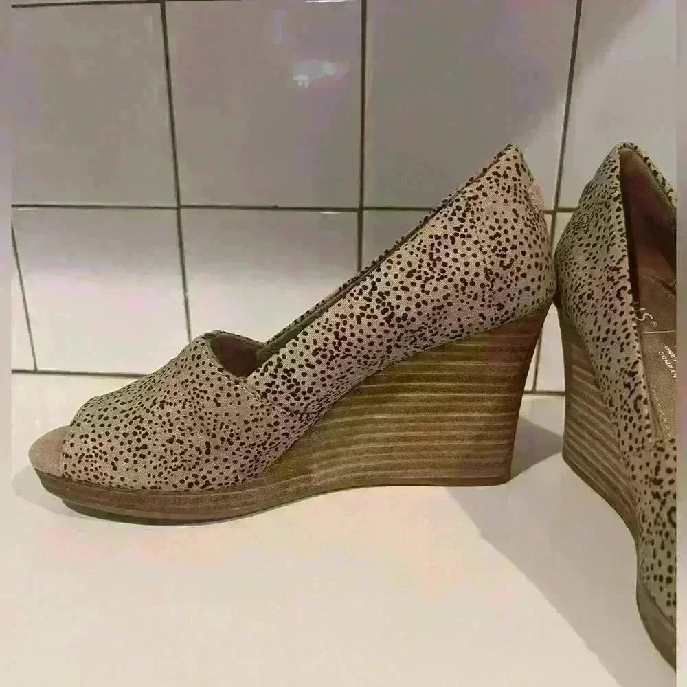TOMS Leopard Brown Black Peep Toe Cork Like Wedges- Size 7 NWT